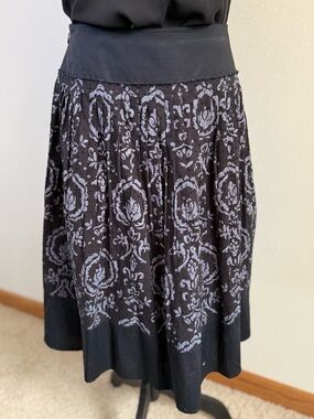LOFT Pleated Skirt Size 10 Black Gray Print Knee Length Cotton